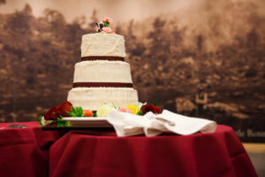 A wedding cake on a table in the Gettysburg Visitor Center.